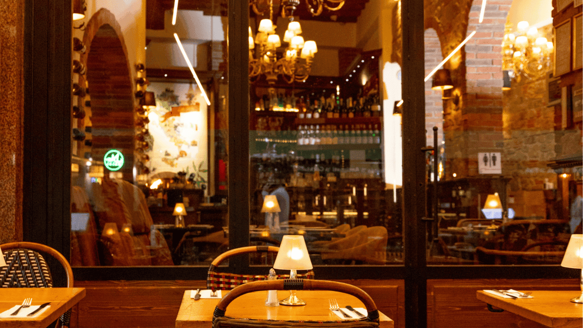Comedor de restaurante de ambiente cuidado, preparado para el servicio